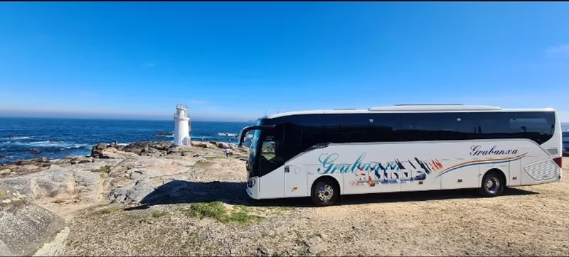 Autobús de Autos Grabanxa de excursión junto a la costa gallega