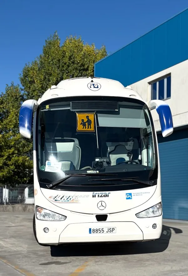 Vista frontal de un autobús de Autos Grabanxa