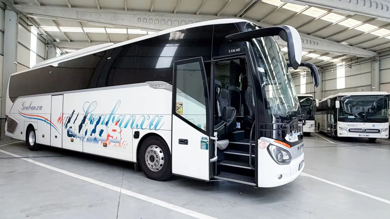 Flota de autobuses de Autos Grabanxa en sus instalaciones