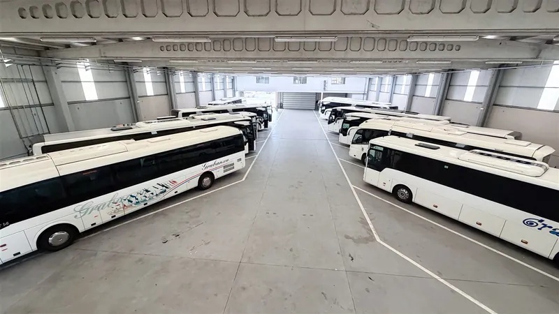 Flota de autobuses de Autos Grabanxa dentro de su nave