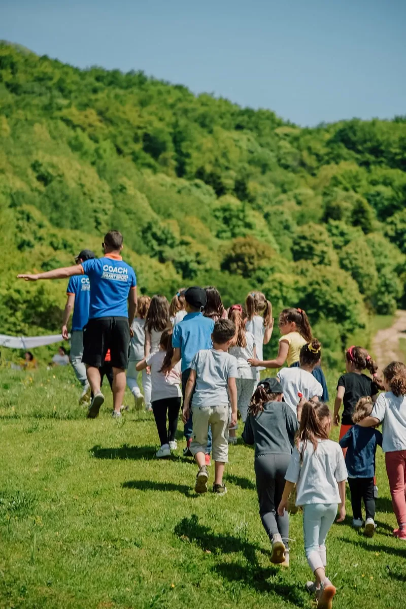 Grupo escolar de excursión en un entorno natural