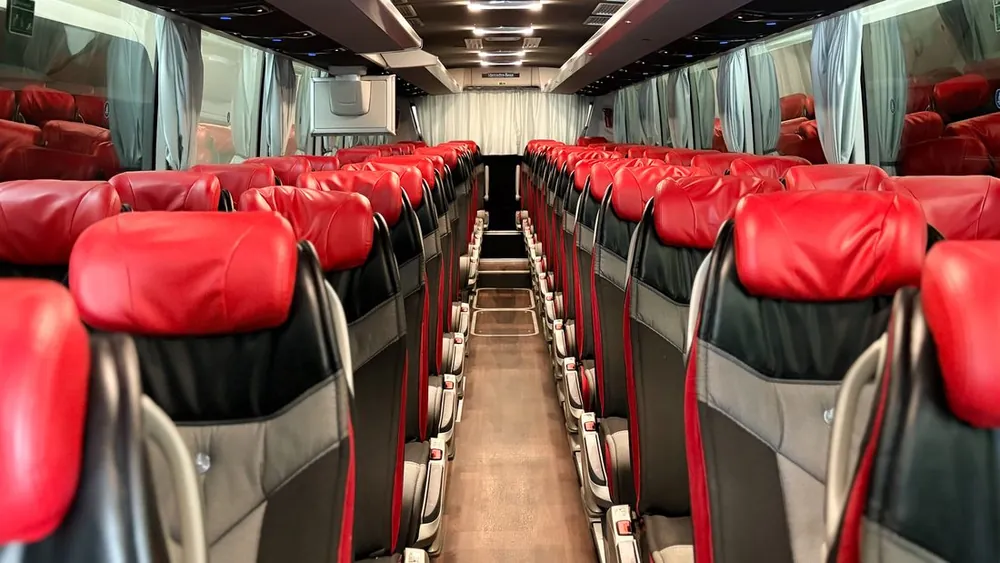 Interior del autobús con asientos cómodos