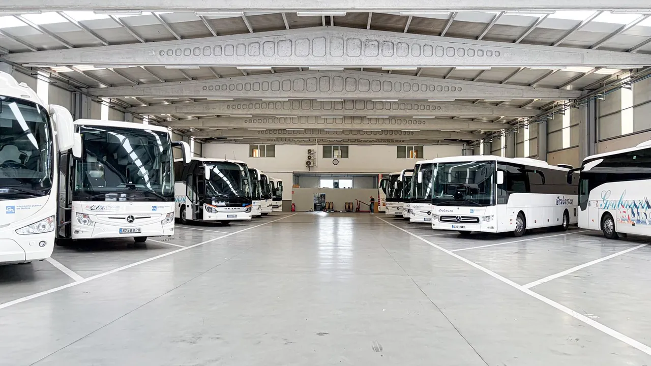 Vista panorámica de la flota de Autos Grabanxa dentro de la nave